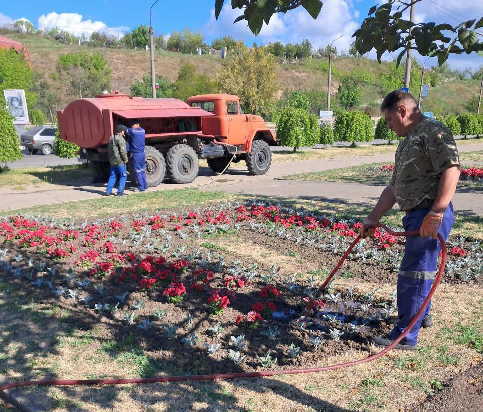 «Зеленхоз» осуществляет полив клумб и высаженных деревьев.