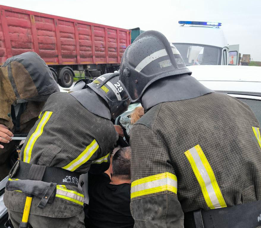 Сотрудники МЧС России деблокировали пострадавших в ДТП в Бердянском районе .