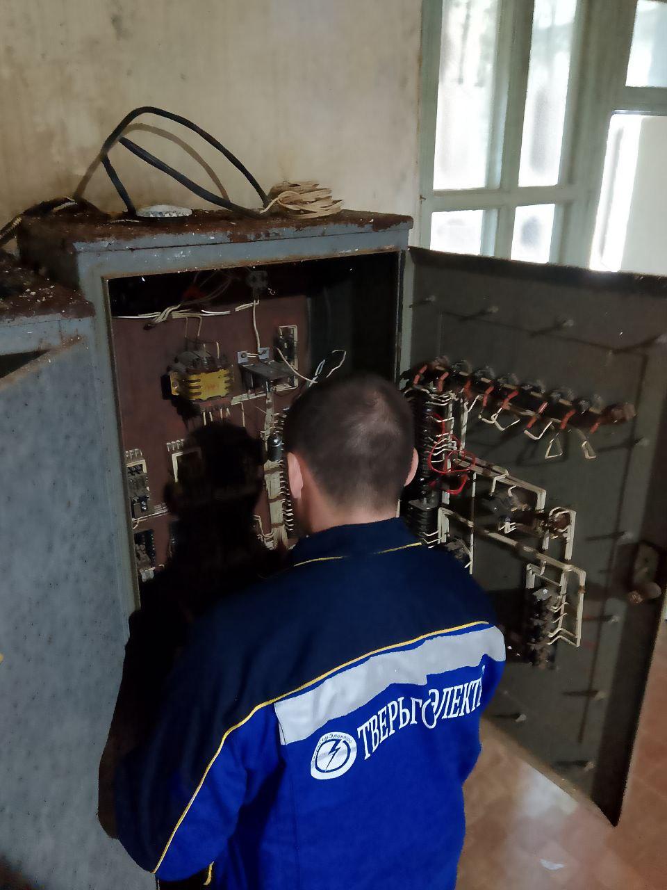 Тверская бригада проводит работы по обновлению электрики Бердянского водоканала.