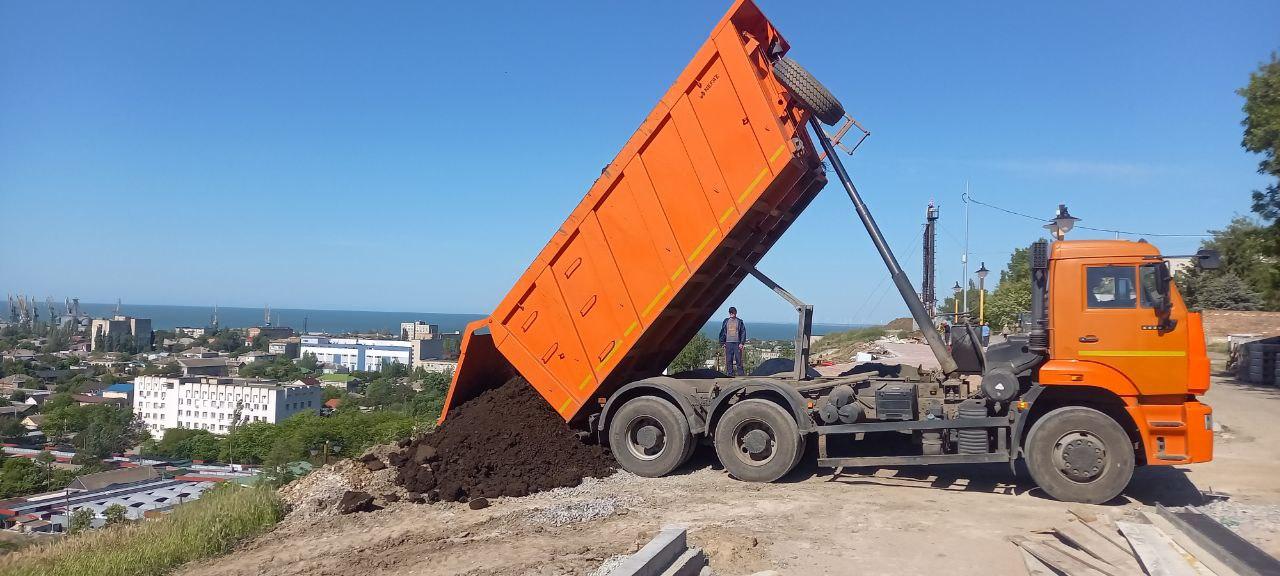 Тверская компания начала завоз грунта на смотровую площадку для проведения работ по озеленению.