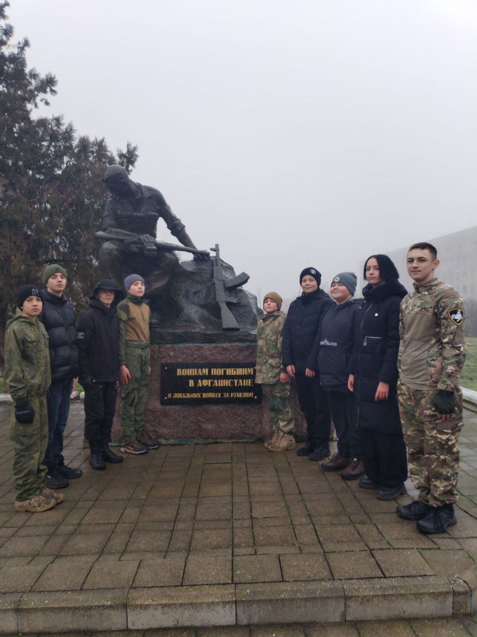 Юные бердянцы провели уборку памятника и могил воинов афганцев.