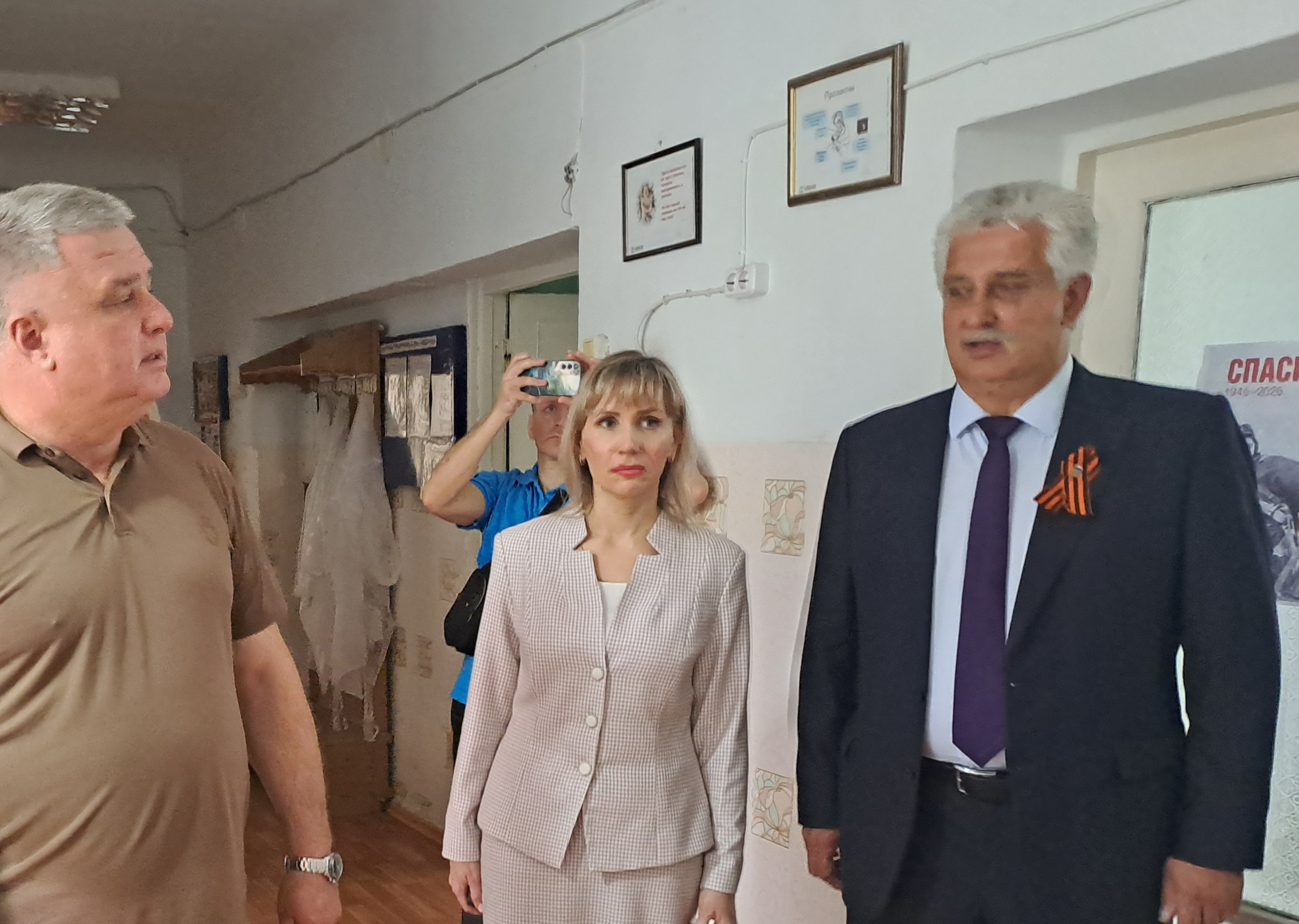 ВРИО Главы Бердянска Андрей Ковганко вместе с волонтерами проведал брошенных детей в больнице .