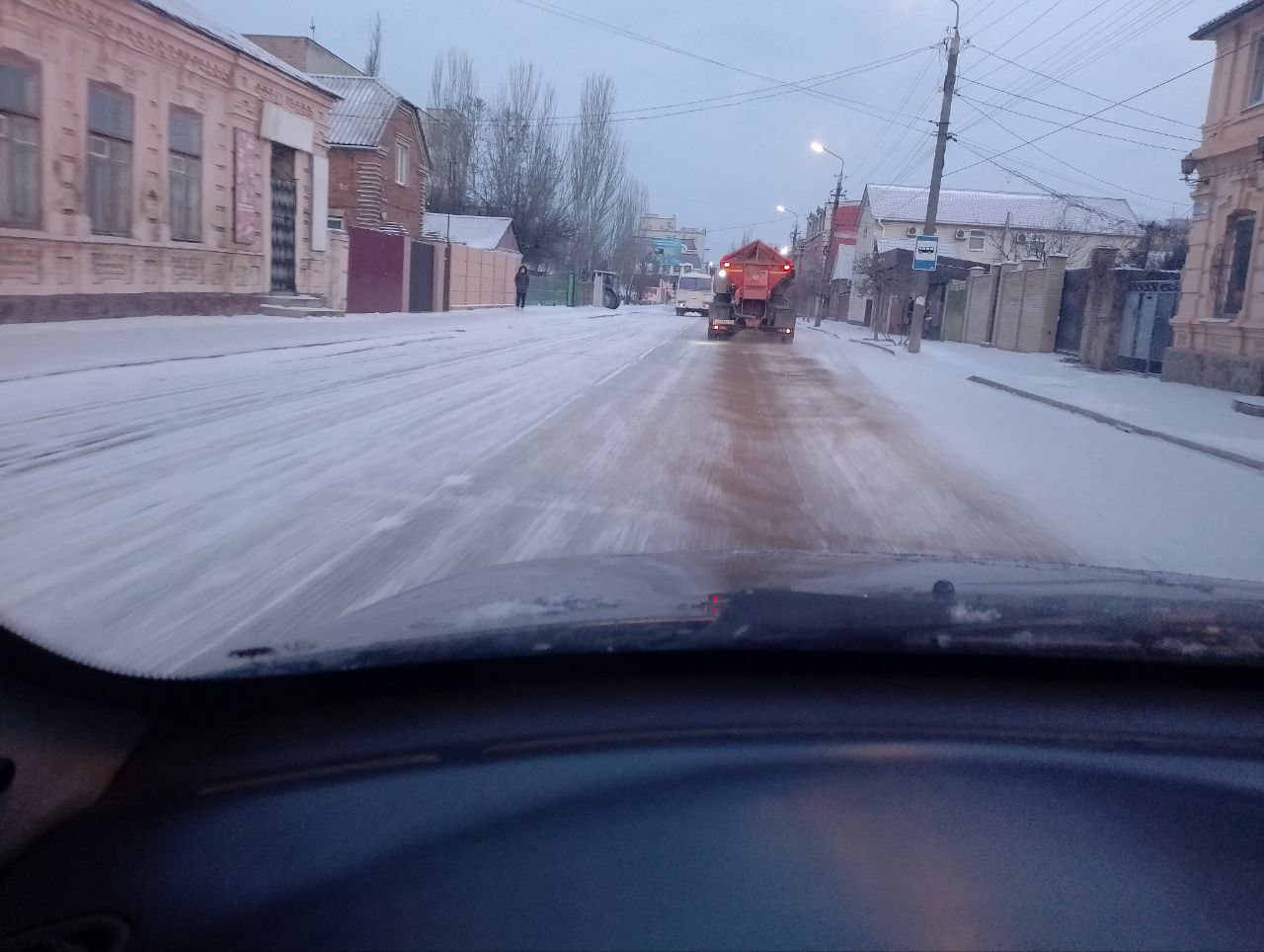 Коллектив предприятия «Благоустройство. Бердянск» устраняет последствия снегопада .