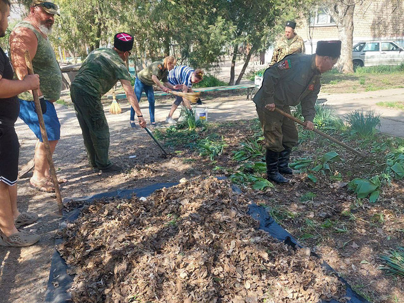 Казаки провели субботник в Казачьем парке.