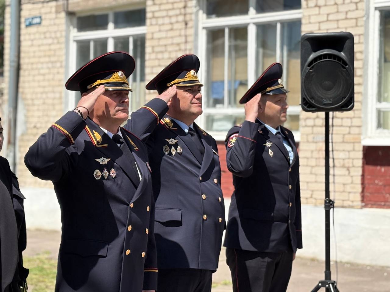 В Бердянске открыли мемориальную доску Александру Колесникову, его имя присвоено школе и школьному музею.