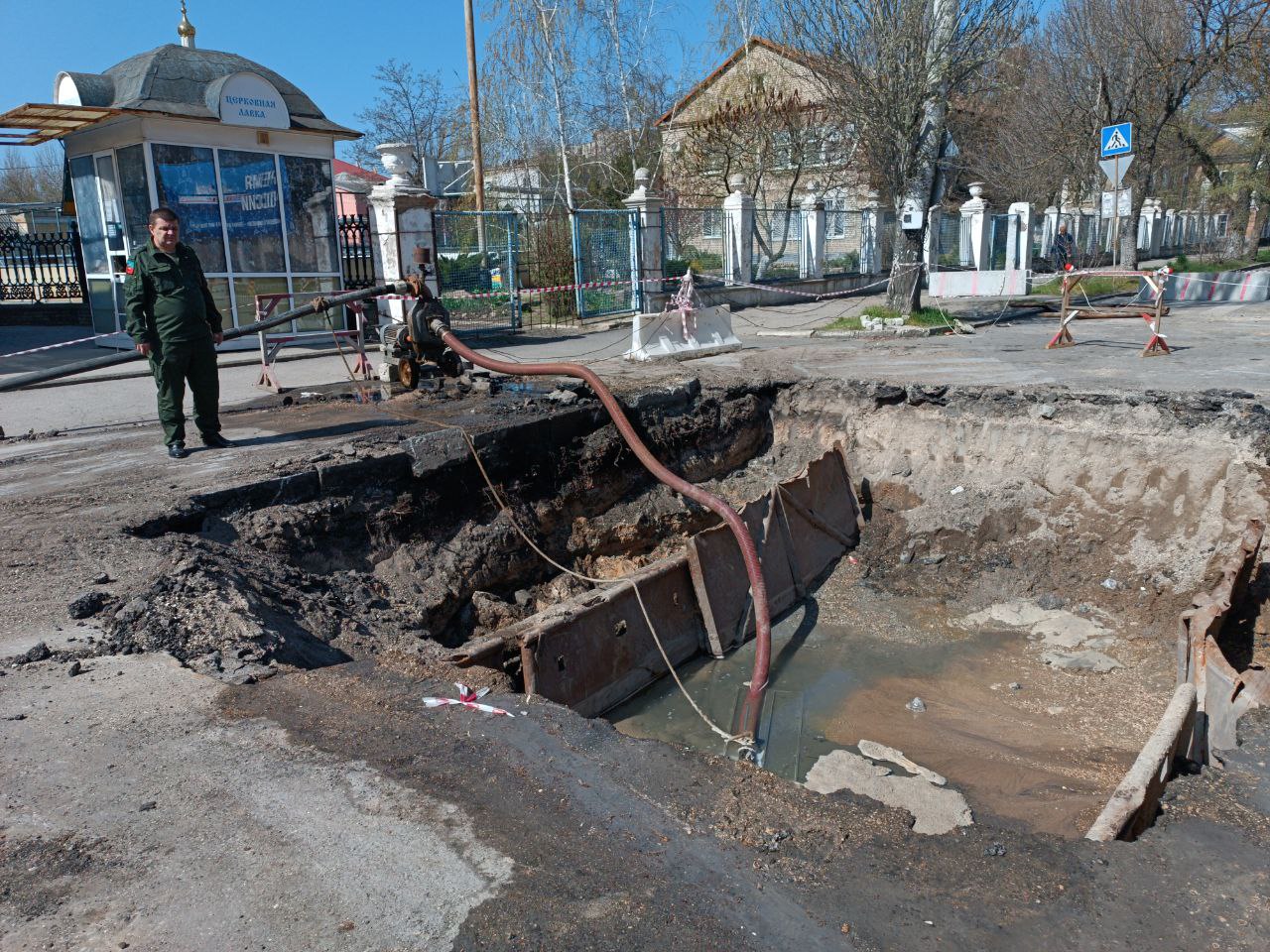 Работы на аварийном участке коллектора планируется завершить к майским праздникам.