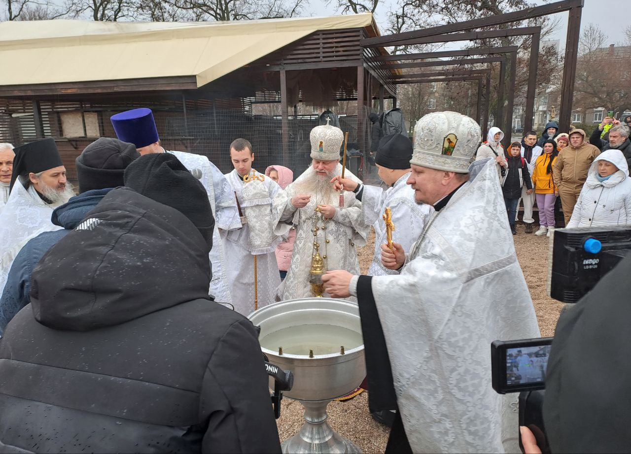 В Бердянске прошел Крестный ход и освящение вод Азовского моря.