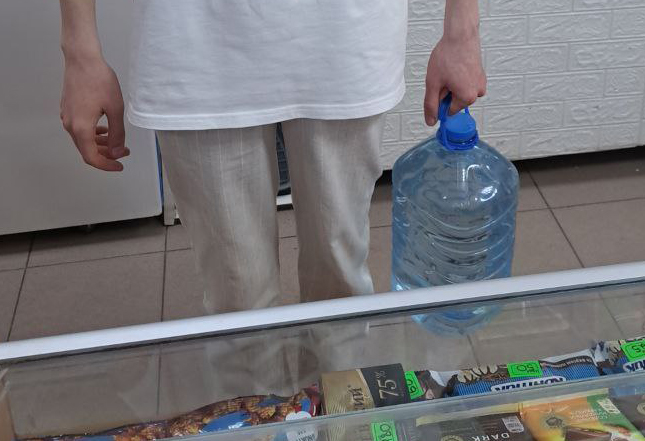 Микрорайон «АЗМОЛ», в магазине «Гастроном», можно набрать бесплатно воду.