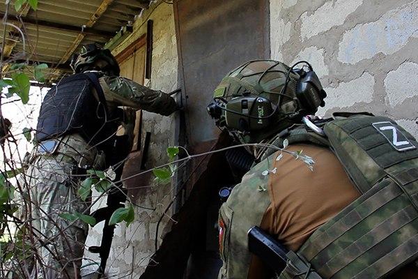Спецназ Росгвардии обнаружил тайник с оружием в доме боевика ВСУ в Запорожской области .