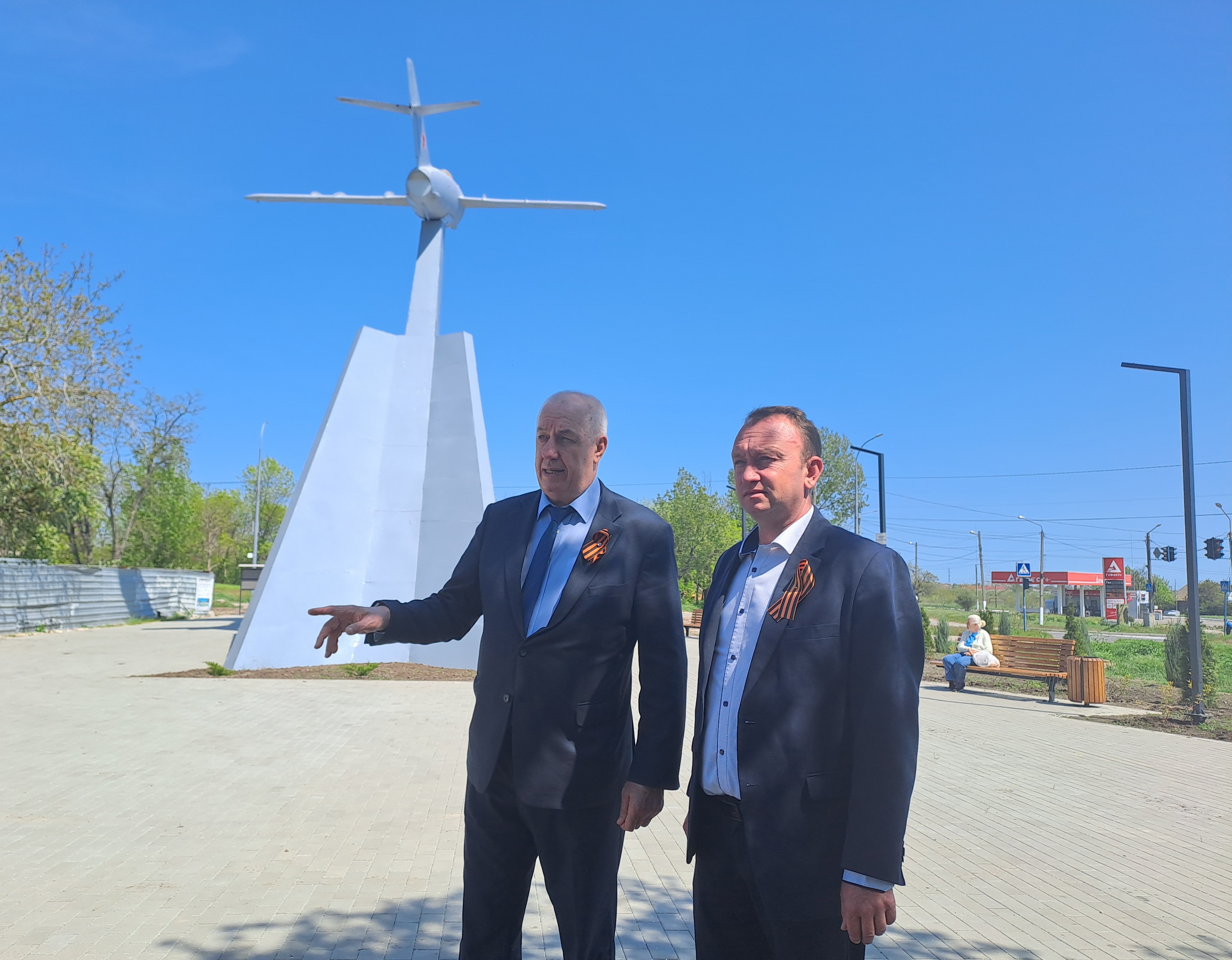 Восстановление памятного знака «Самолет» в Бердянске завершено, но развитие прилегающей территории продолжается.
