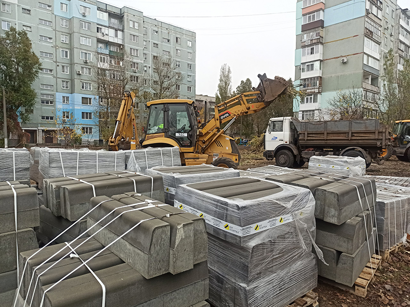 В Бердянске продолжаются работы по благоустройству придомовой территории по адресу ул. Химиков, 3 и сквера «Основателям Бердянска» .