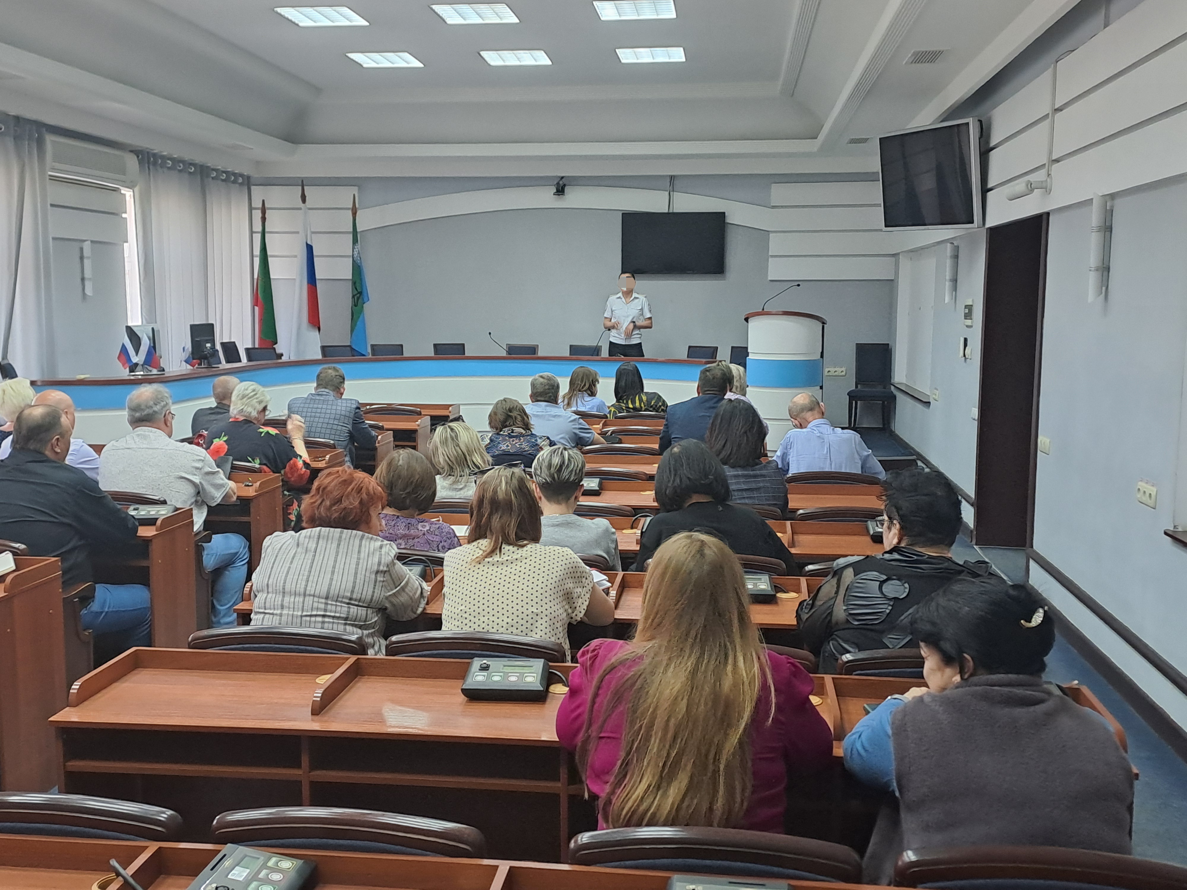 Передвигаться на электросамокатах и мопедах детям запрещено .