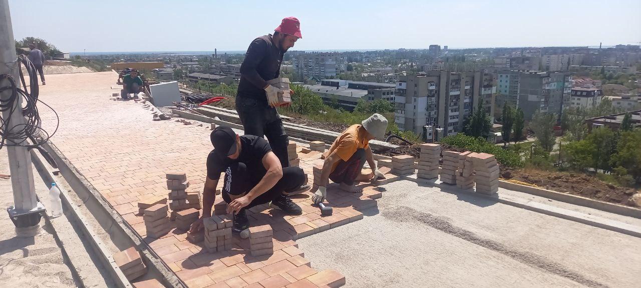 Укладку плитки в верхней части смотровой площадки планируется завершить на следующей неделе.