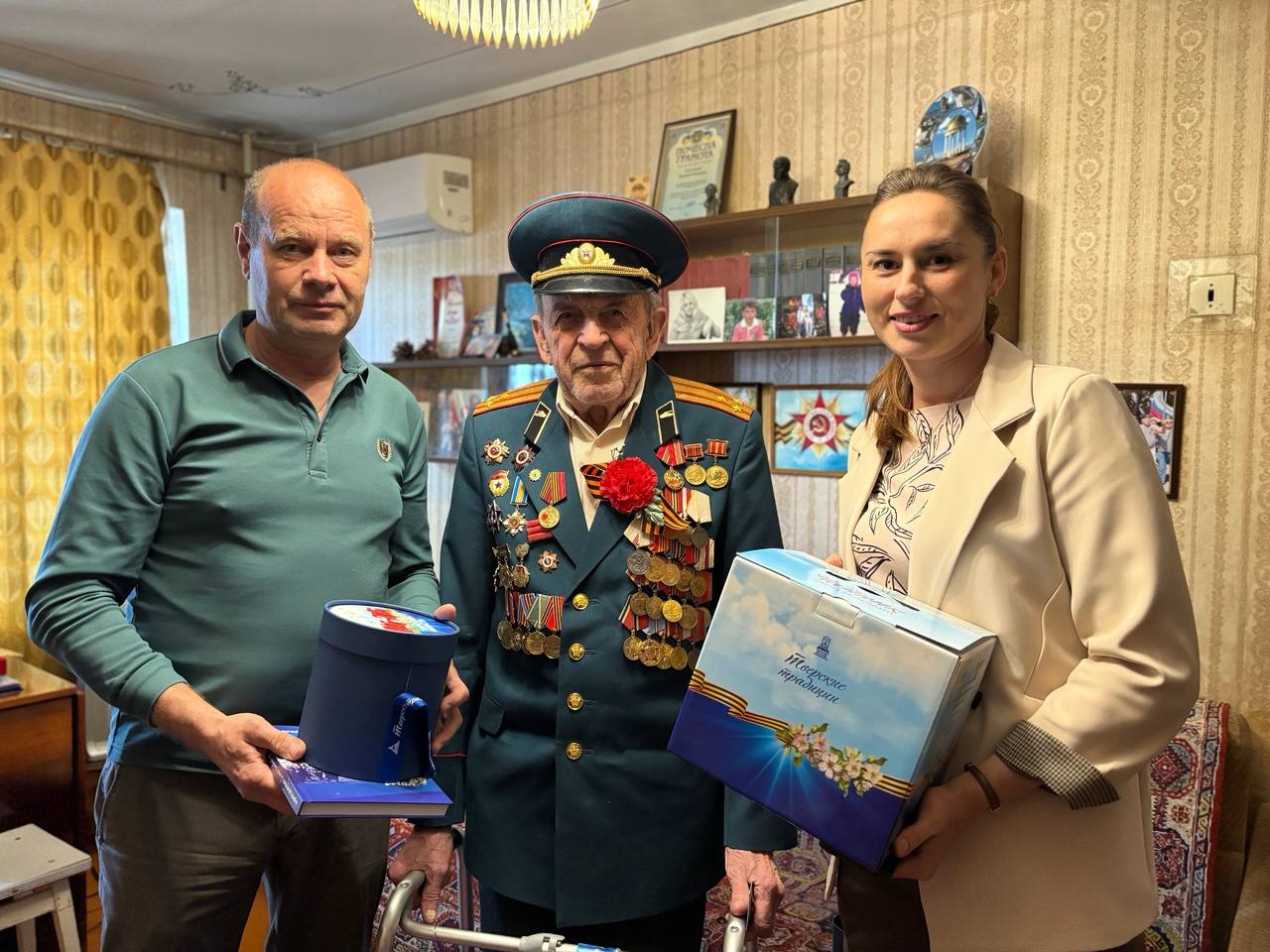 Ветераны Бердянска получили подарки от Тверской области.