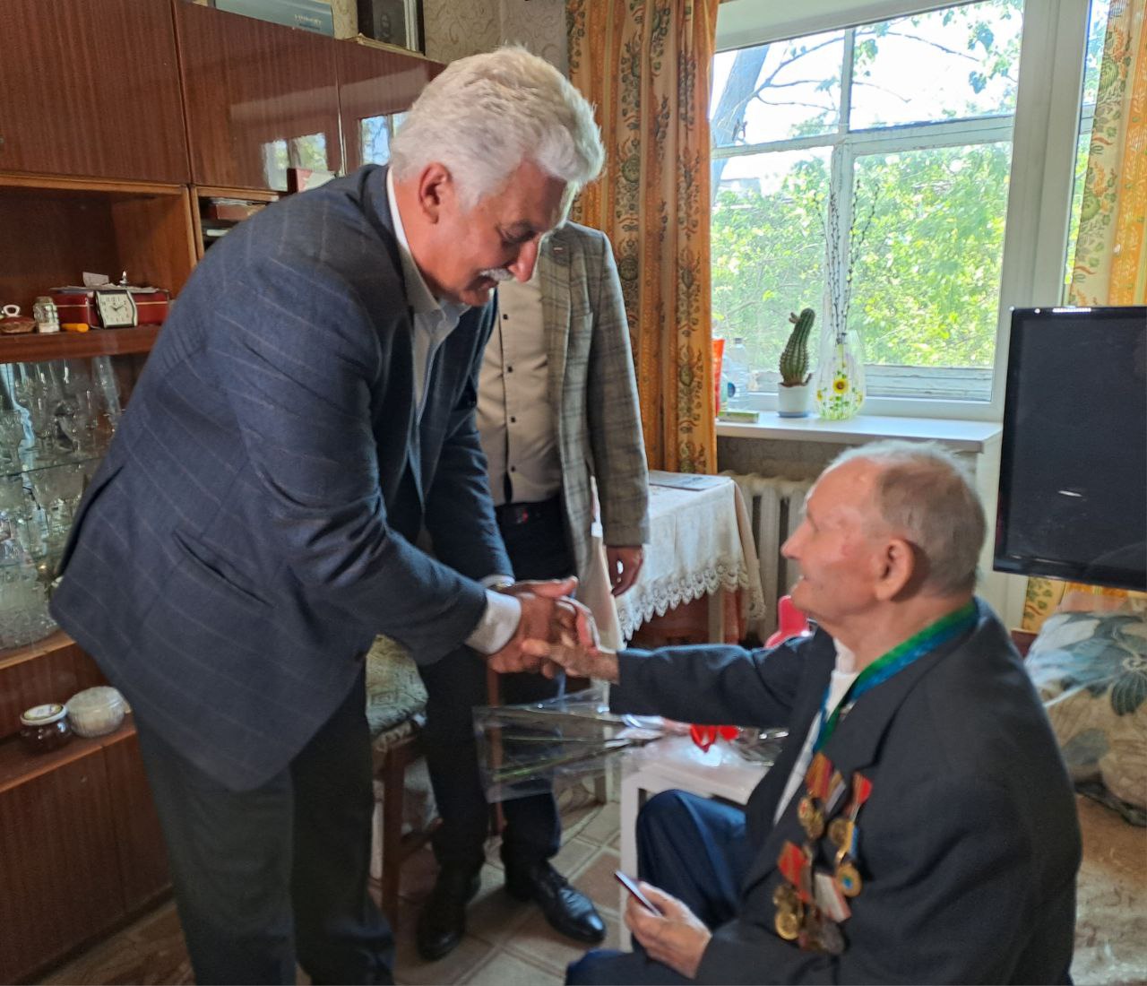 ВРИО Главы Бердянска Андрей Ковганко вручил знаки Почетного гражданина города ветерану войны Завальнюку Николаю Антоновичу .