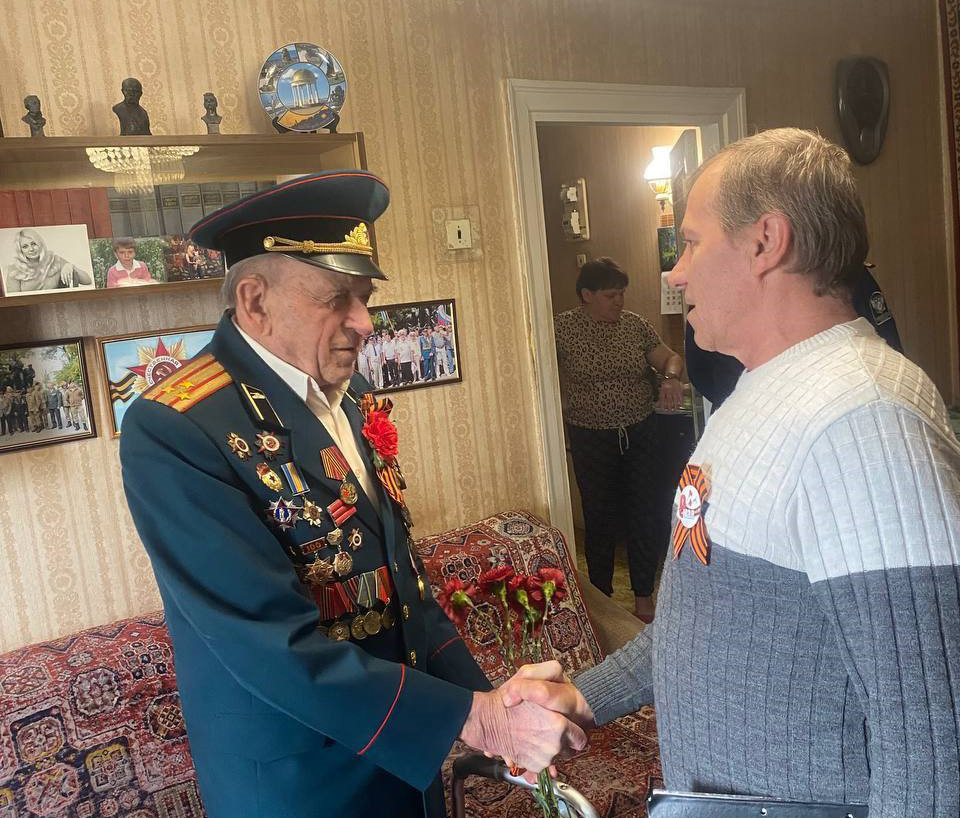 Сотрудники службы рыбоохраны поздравили ветеранов с наступающим праздником.