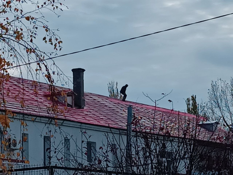 Тверские строители приступили к кровельным работам в школе №19. Тверские строители приступили к кровельным работам в школе №19.