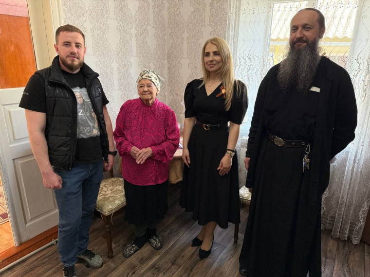 Представители администрации Бердянска, горсовета, фонда «С» и епархии совместно поздравили ветеранов. Представители администрации Бердянска, горсовета, фонда «С» и епархии совместно поздравили ветеранов.