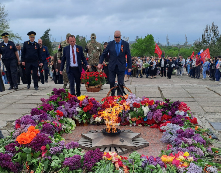 В день 80-летия Победы в Бердянске прошли торжественные возложения цветов. В день 80-летия Победы в Бердянске прошли торжественные возложения цветов.