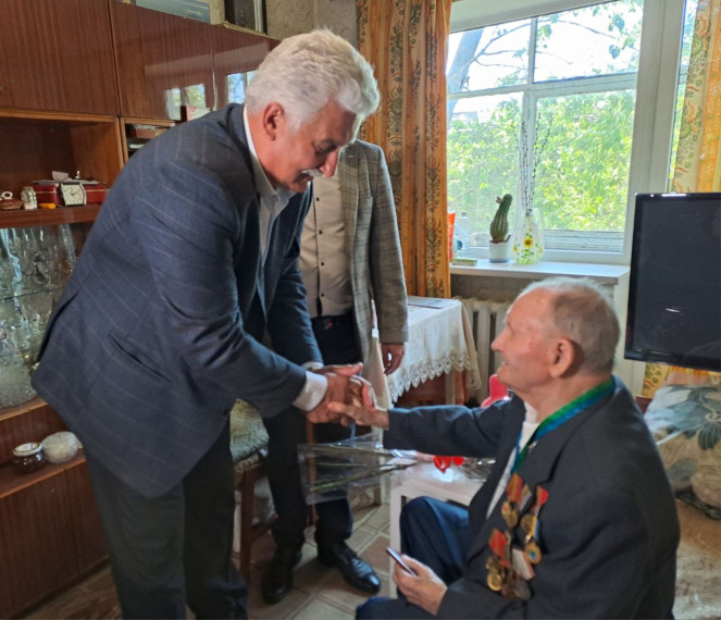 ВРИО Главы Бердянска Андрей Ковганко вручил знаки Почетного гражданина города ветерану войны Завальнюку Николаю Антоновичу . ВРИО Главы Бердянска Андрей Ковганко вручил знаки Почетного гражданина города ветерану войны Завальнюку Николаю Антоновичу .
