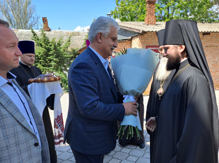 ВРИО Главы Бердянска Андрей Ковганко встретил нового епископа Бердянского и Приморского Петра . ВРИО Главы Бердянска Андрей Ковганко встретил нового епископа Бердянского и Приморского Петра .