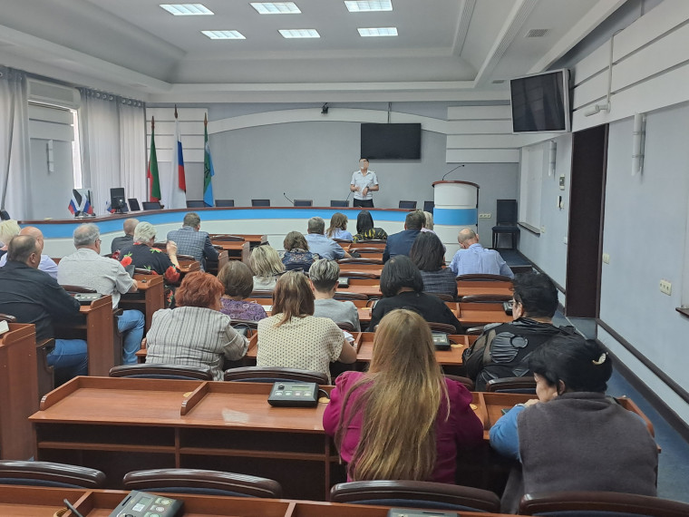 Передвигаться на электросамокатах и мопедах детям запрещено . Передвигаться на электросамокатах и мопедах детям запрещено .